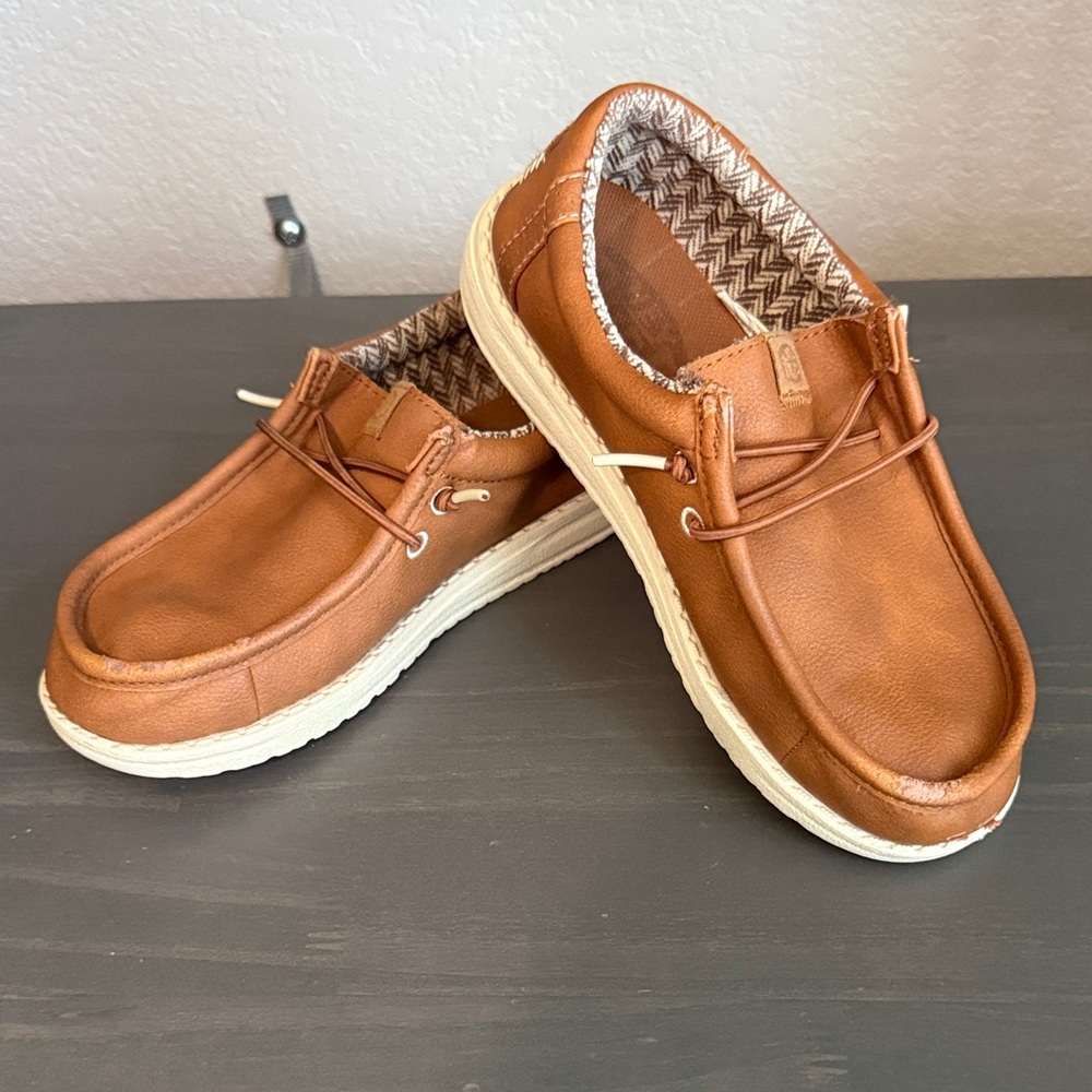 Boys Tan Wally Classic Hey Dude in size J3